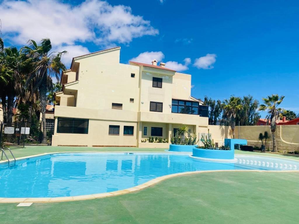 Surf & Chill 69, Quiet Oasis With Community Swimmingpool Holiday home